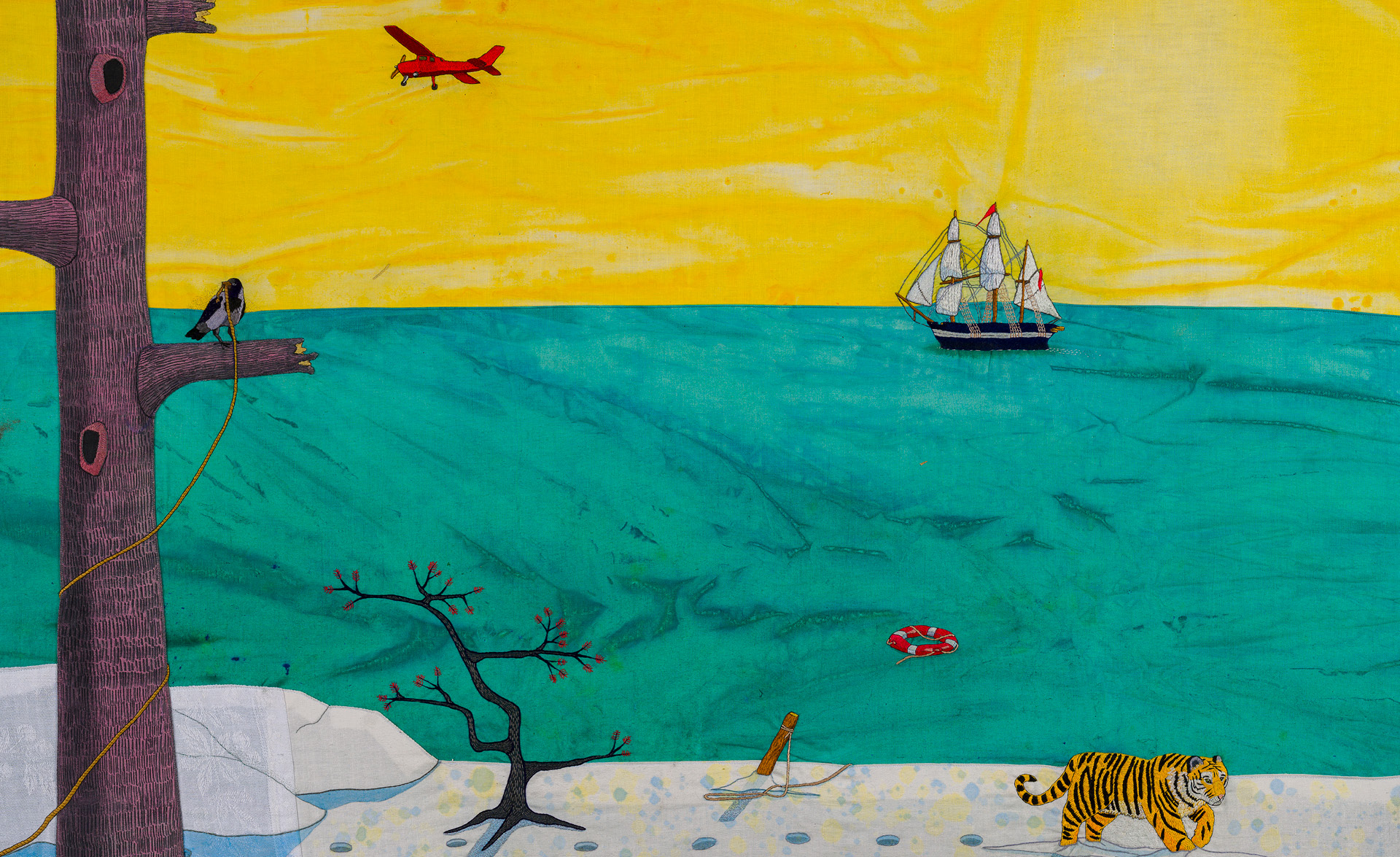 Grönt hav och gul himmel. En segelbåt i fjärran, ett rött flygplan i luften. En tiger traskar på strandkanten och en röd livboj flyter i vattnet. I förgrunden syns ett träd utan löv, med avbrutna grenar och en korp med ett snöre i näbben. Snöret dyker upp på stranden, fastvirad runt en träpåle. 